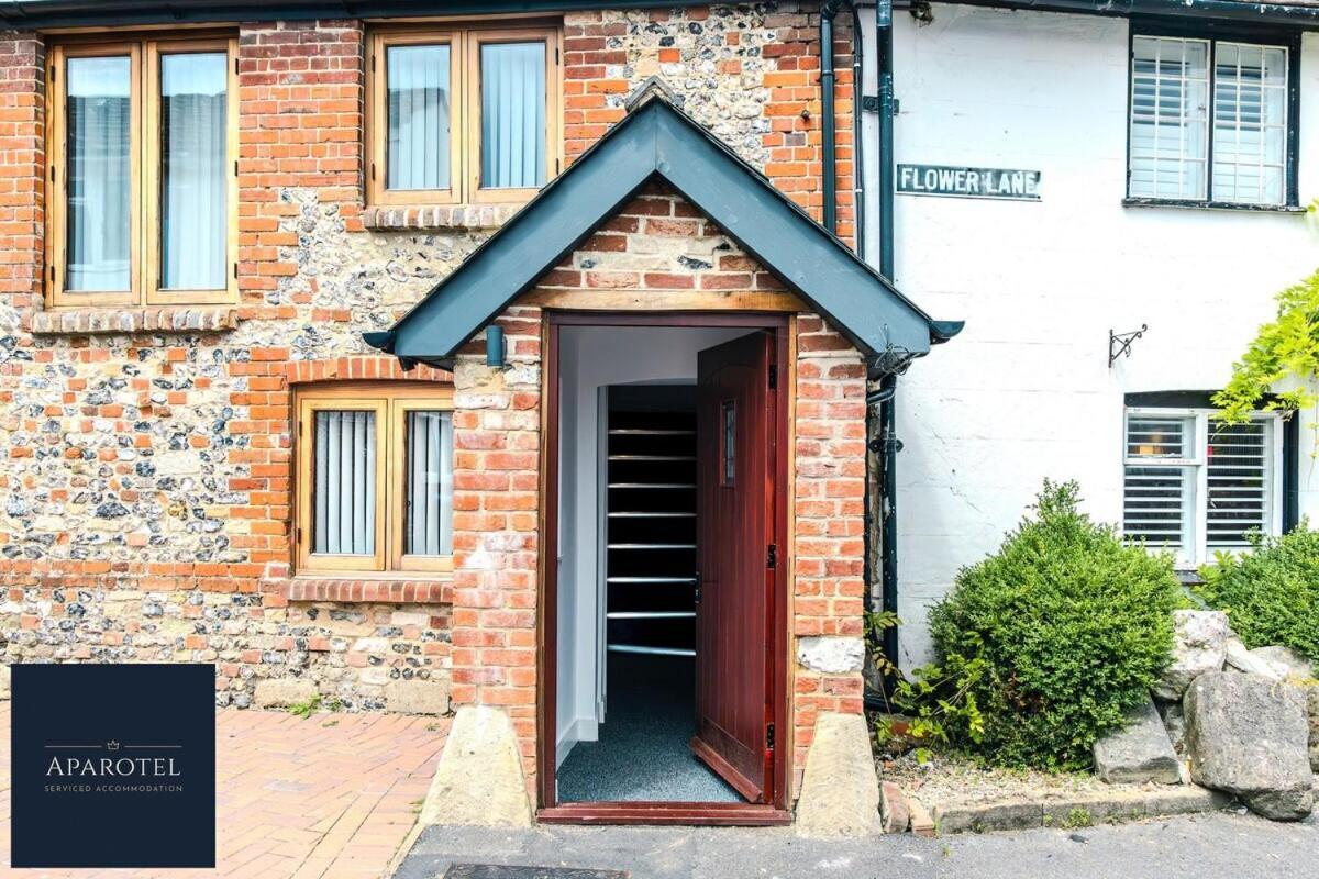 Aparotel Serviced - Stonehenge, Town Centre Apartment Amesbury
