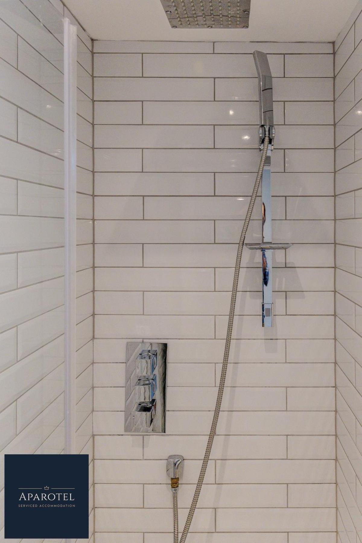 Aparotel Serviced - Stonehenge, Town Centre Apartment