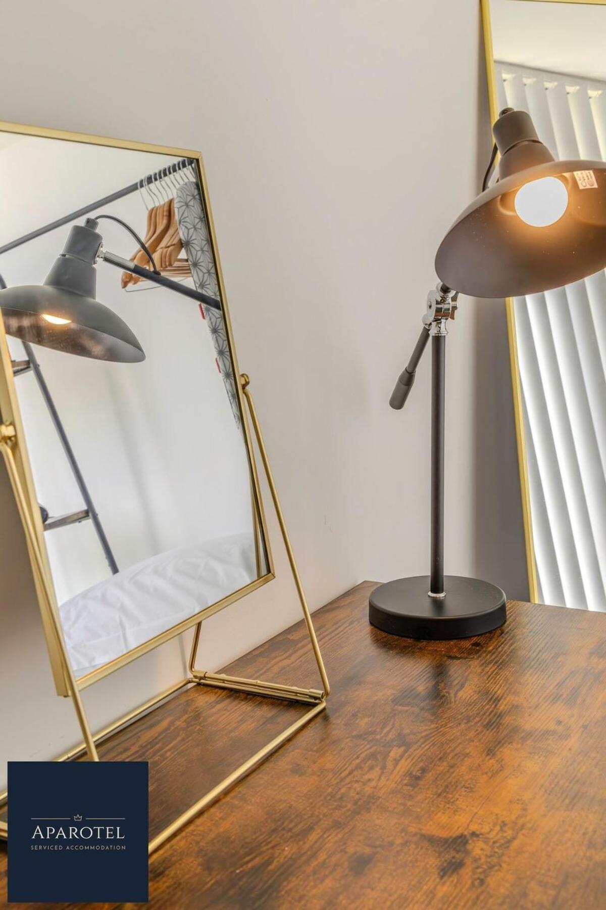 Aparotel Serviced - Stonehenge, Town Centre Apartment